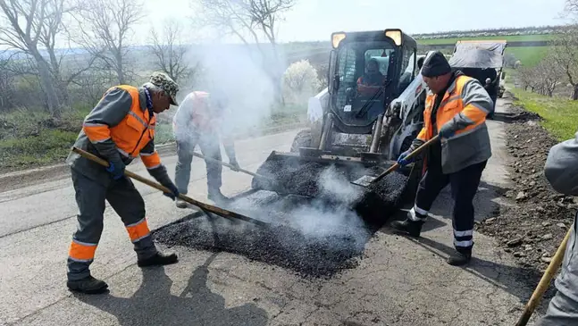 Gépi kátyúzás meleg aszfalttal: Bobcat rakodó és kézi elterítés
