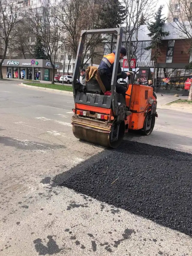 Kishengeres tömörítés egy kátyújavítási folton városi úton