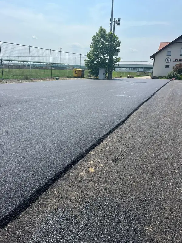 Új aszfaltréteg csatlakozása a meglévő burkolathoz egy parkolónál